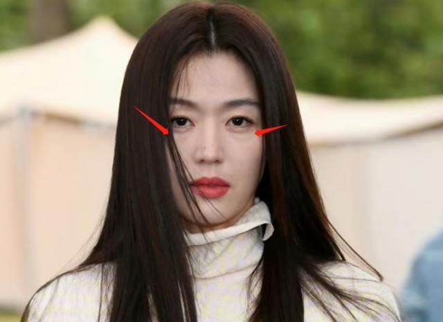 全智贤时装周生图曝光，女神失去韩式滤镜，初现沧桑