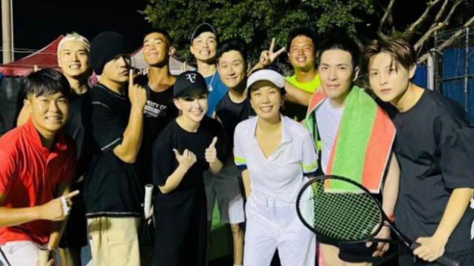 周杰伦晒聚会照携昆凌秀恩爱 与萧敬腾夫妇打网球