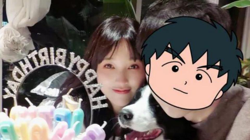 她找了个小17岁的男友？