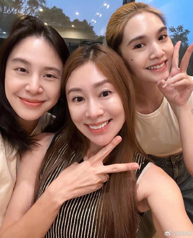 杨丞琳晒聚会合照 与姐妹们开心比耶感情依旧