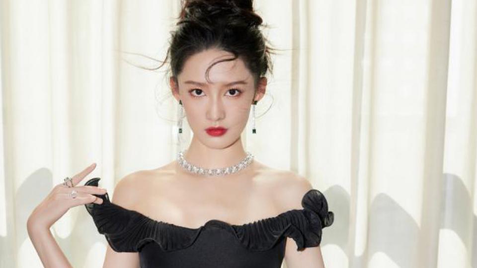 李沁穿露肩黑裙身材好 宛如黑天鹅优雅迷人