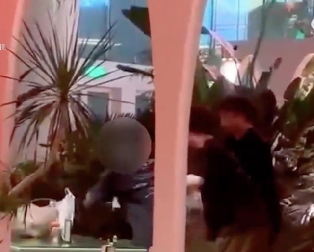 阻止家长打孩子，他赔偿1万并辞职？网友怒了！