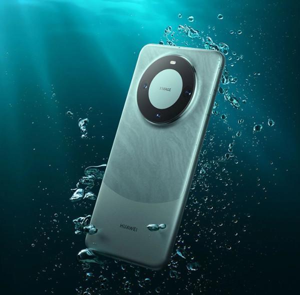 华为Mate60 Pro暴力测试 压路机碾压 手枪射击 顶得住？