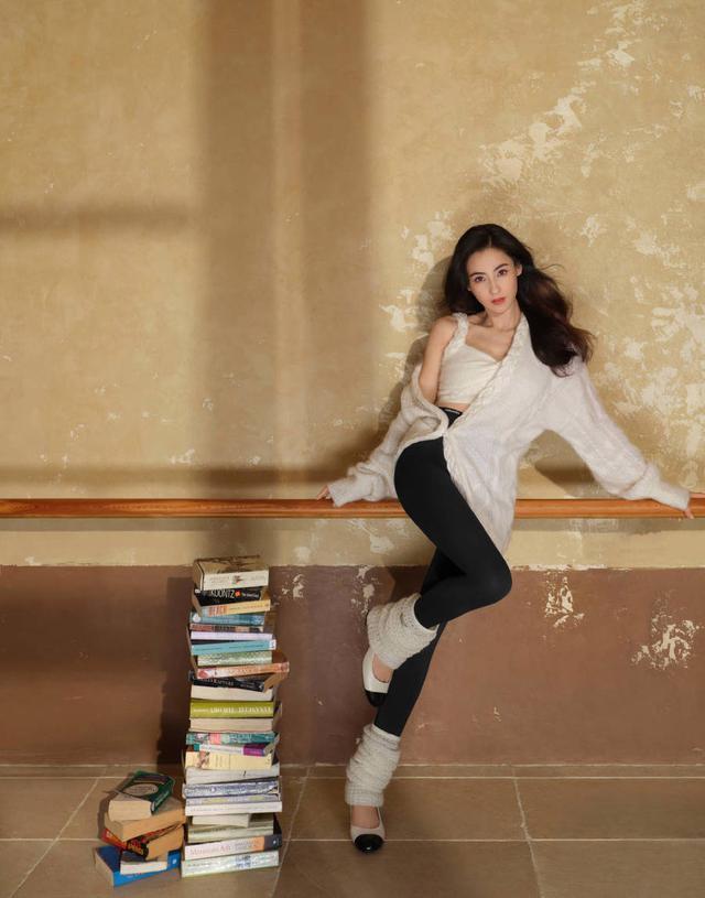 张柏芝穿白色背心大片 香肩半露港风韵味十足