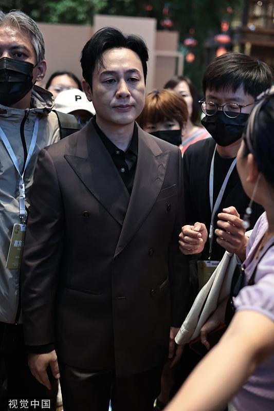 雷佳音张颂文等出发金熊猫盛典 风格迥异各具特色