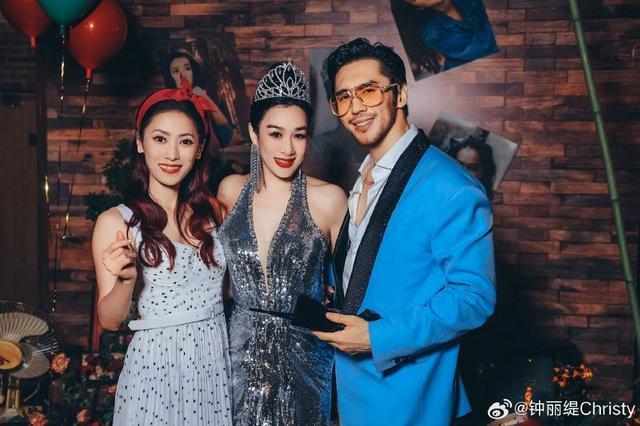 钟丽缇晒53岁生日派对照 与张伦硕亲吻大秀恩爱
