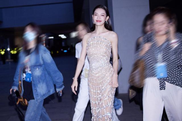 钟楚曦穿钻石抹胸长裙璀璨性感 人群中闪耀又亮眼
