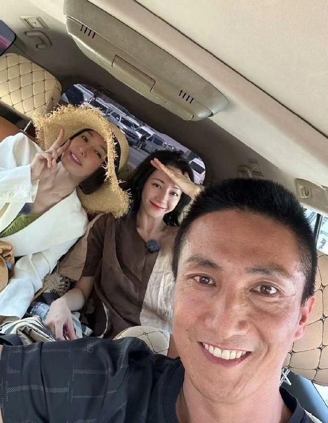 迪丽热巴《花少5》路透 与路人合照清丽明媚迷人依旧