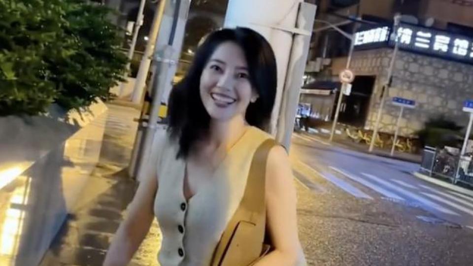 44岁高圆圆现状：人民广场小店吃包子，看着像25岁