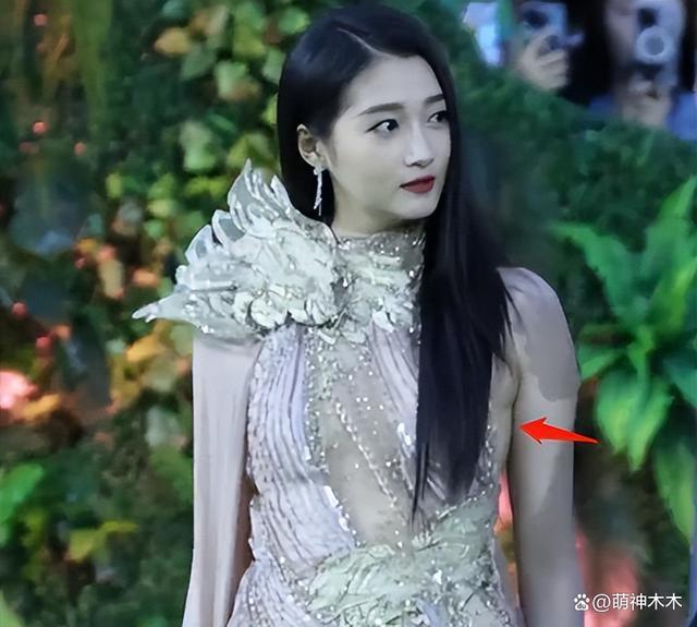 关晓彤红毯生图惹吐槽，身材臃肿，纤长美腿优势也丢了