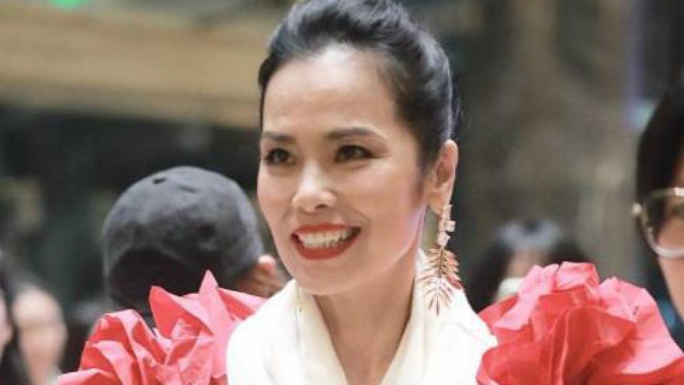 59岁韦唯近照曝光，红色长裙造型抢眼，前夫去世后生活幸福