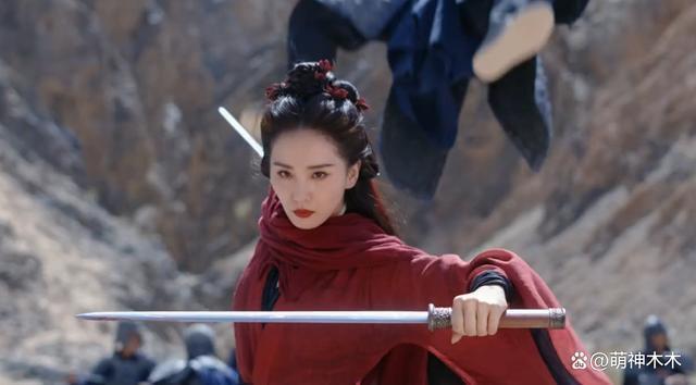 85花对打！杨幂状态下滑，刘诗诗不敢放原声，唐嫣显老