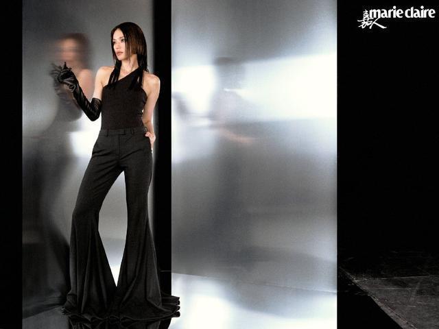 舒淇最新大片曝光 白色羽毛大衣香肩半露显性感