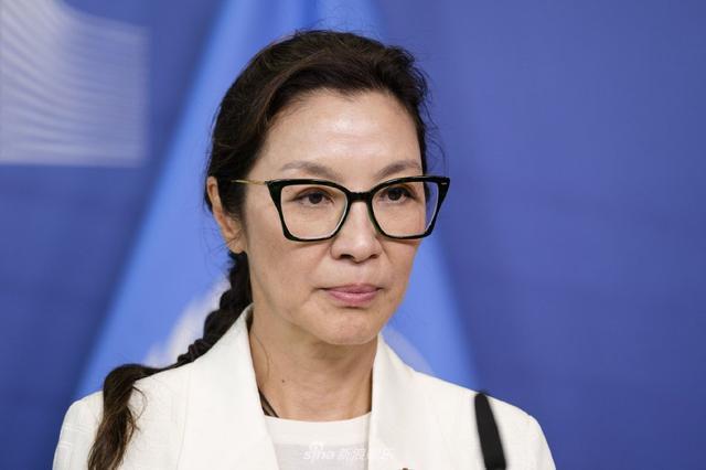 杨紫琼白色西装简约大气 与老公同框发表演讲