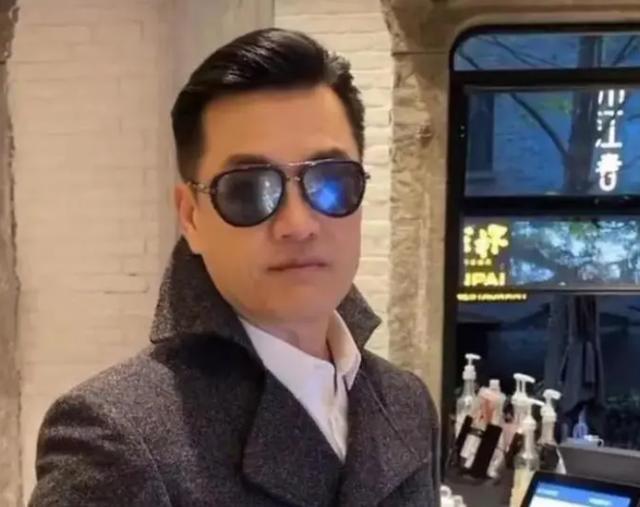 吕良伟又惹争议，频繁演上海滩被指视觉疲劳，网友喊话受够
