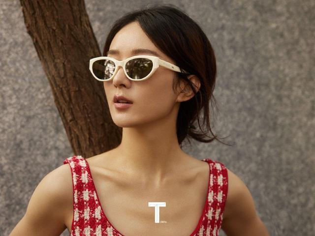 张杰带三个女儿游乐场玩耍 贴心帮拿水杯