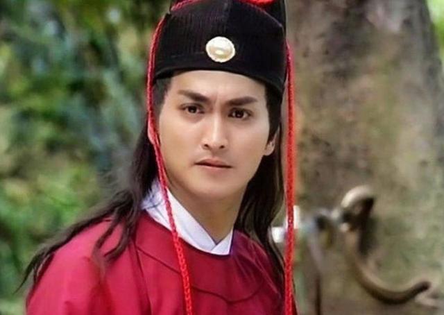 63岁何家劲参加商演，和女粉互动，生活富足仍接地气