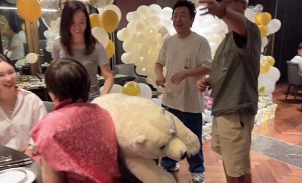 黄渤与老婆罕见同框，女方短发亮相，夫妻俩曾恋爱13年