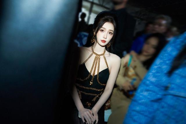 虞书欣米兰时装周看秀 身穿黑色链条挂脖连衣裙耀眼瞩目