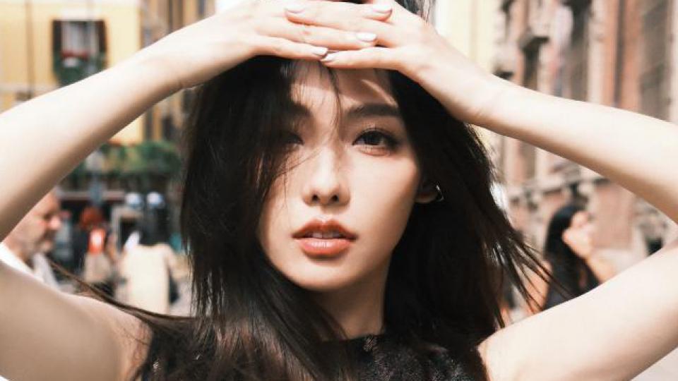 张嘉倪穿透视裙太撩人 回眸秀侧颜美貌发光