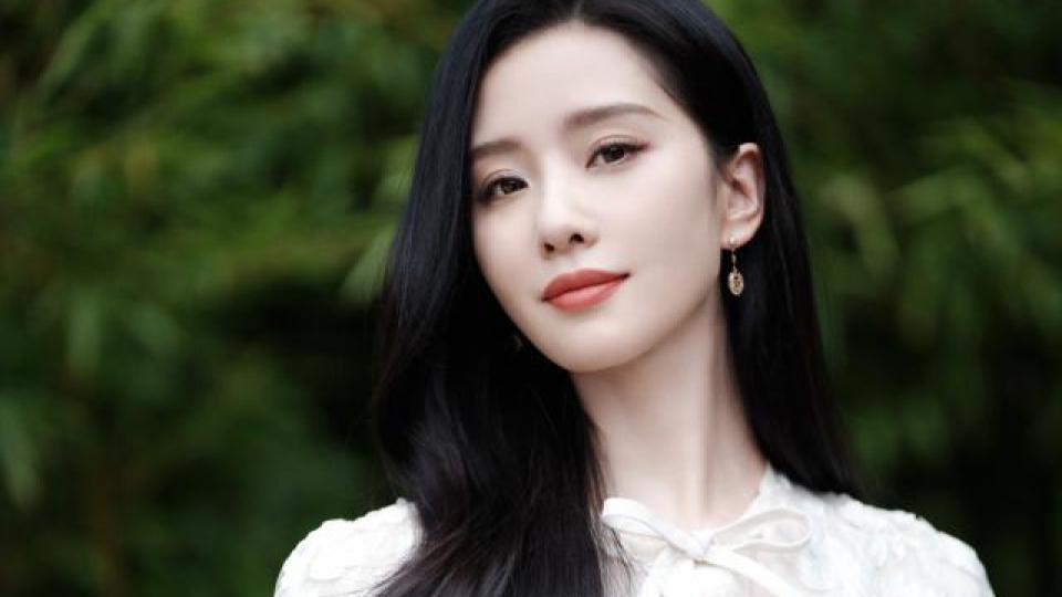 刘诗诗穿黑裙尽显古典韵味 眼神温柔气质好