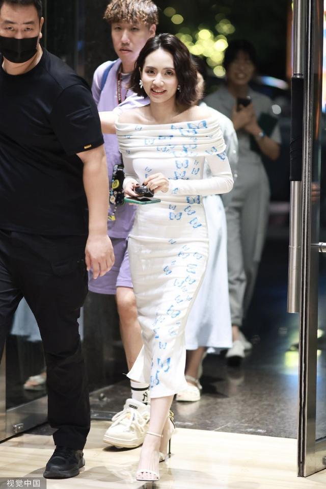 刘惜君穿露肩白色蝴蝶礼服 微翘短发露齿笑俏皮又可爱