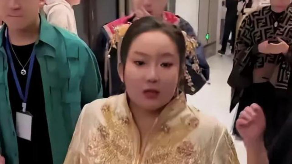 刘大美人结婚不忘割韭菜，六百多的手机卖888元赚600多万