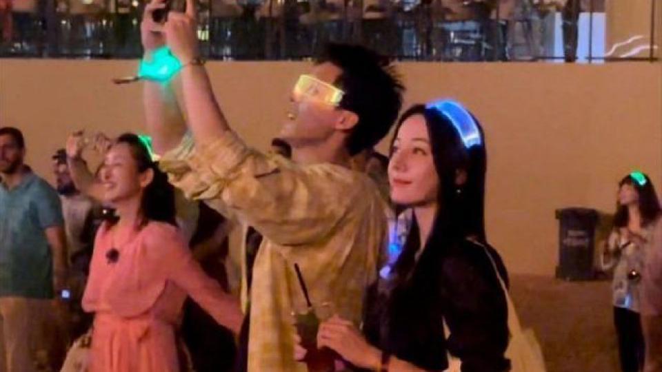 《花儿与少年5》最新路透 迪丽热巴穿黑裙戴荧光头饰