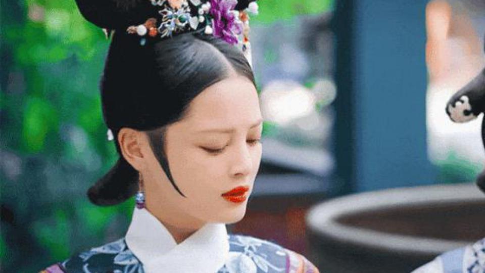 还记得《如懿传》里的嘉妃辛芷蕾吗？她去花少5了