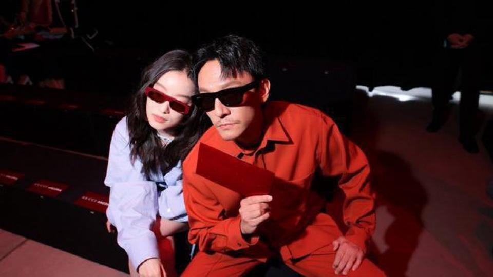 梦回《宸汐缘》！倪妮张震米兰时装周看秀同框合影