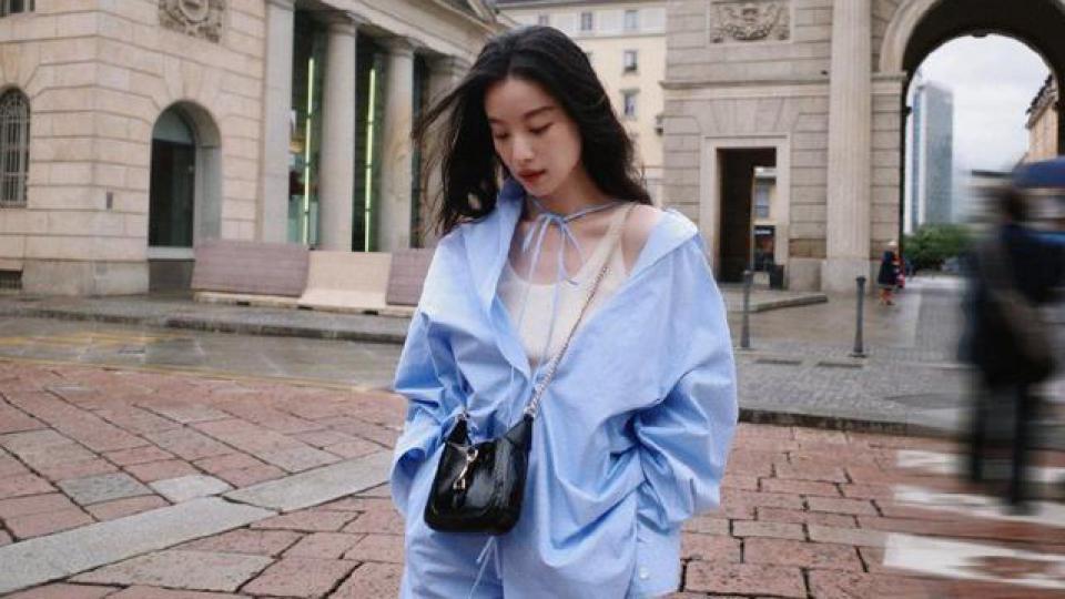 倪妮米兰街头随心漫步 穿浅蓝衬衣沁心自在回眸绝美