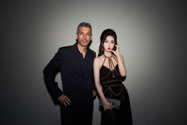 虞书欣穿链条挂脖裙拍大片 造型十分养眼