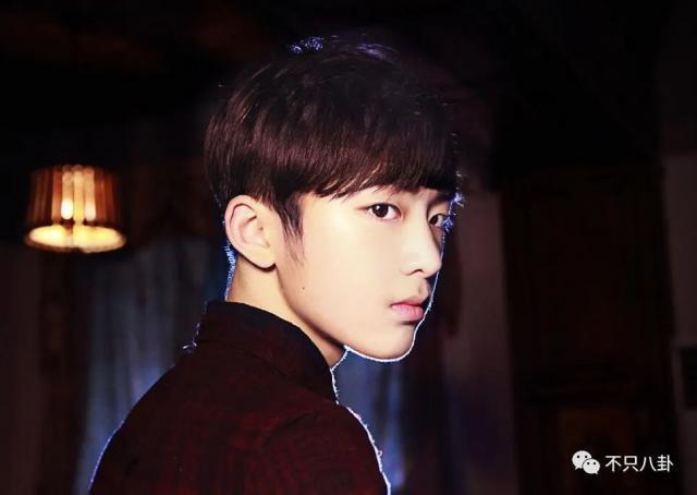 这么喜欢混粉圈，难道粉丝也是他俩恋爱play的一环吗？