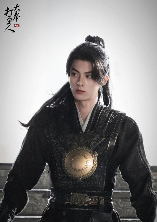 王鹤棣《大奉打更人》最新路透 剑眉星目单马尾英气逼人