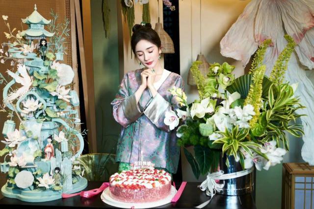 杨幂卫衣 新中式混搭太潮了吧！迷上新中式的杨幂，好一个灵动娇俏！