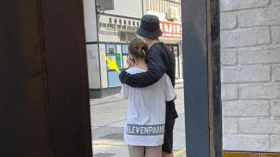 窦骁何超莲街头被偶遇，穿情侣鞋勾肩搭背，力破婚变传闻