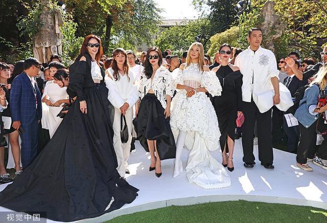 谷爱凌朱珠杨采钰同框看秀 气质优雅出挑皮肤白皙