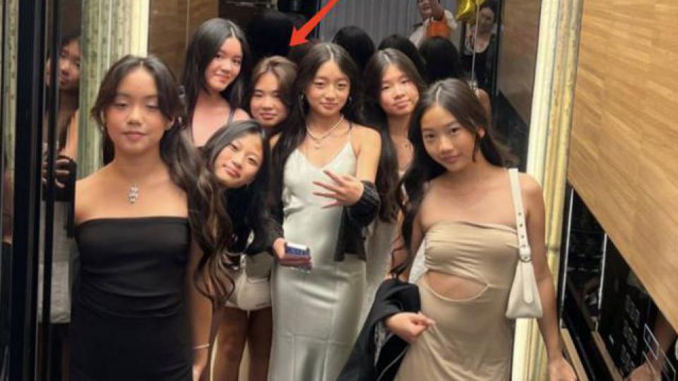 曹格13岁女儿在高档餐厅庆生，穿吊带露美背，闺蜜盛装出席