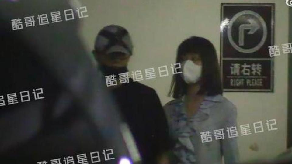 许嵩冯禧牵手逛街 男方一把搂住女方大撒狗粮