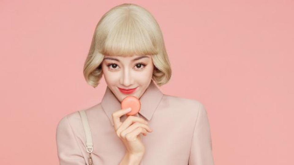 迪丽热巴穿裸粉色套装喝下午茶 优雅又淘气