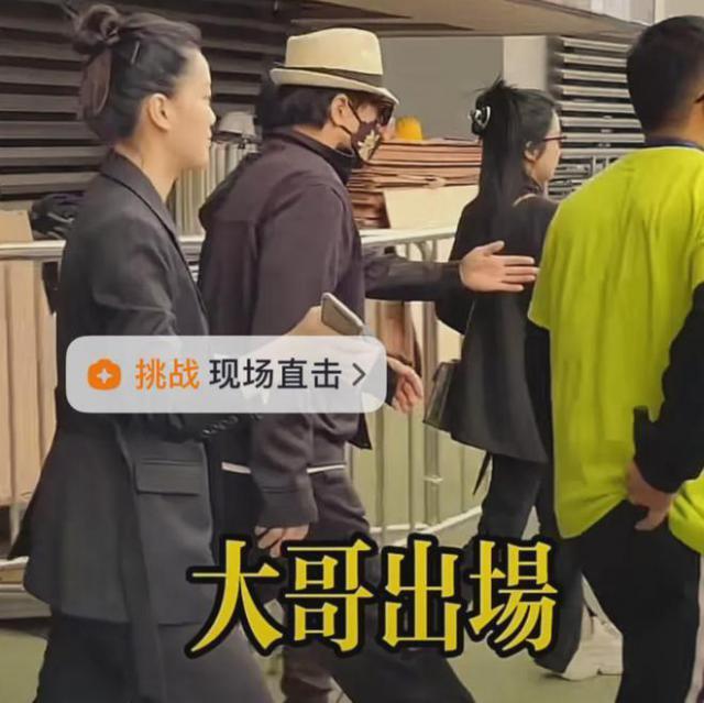 成龙延安近况：参加商演场外几千人围堵，站车上疯狂互动