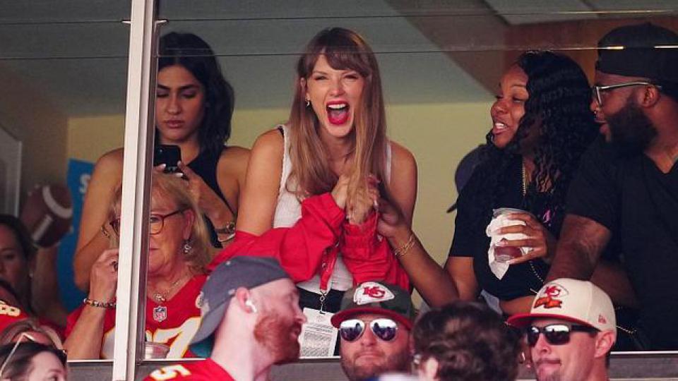 霉霉现身绯闻男友特拉维斯·凯尔斯赛场 与男方妈妈同观赛