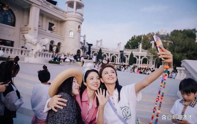 佟丽娅霍思燕董璇同游乐园，暴露真实状态，幸不幸福一目了然