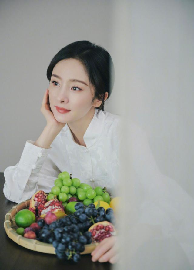 杨幂国风大片释出 气质恬静温婉动人