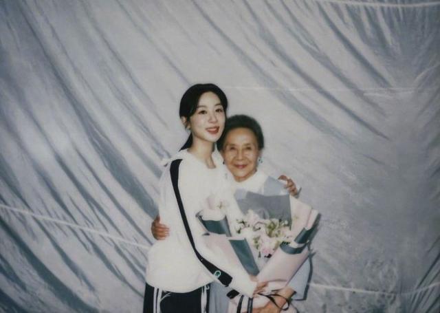 杨紫发长文庆祝新戏杀青，与许凯同框CP感十足