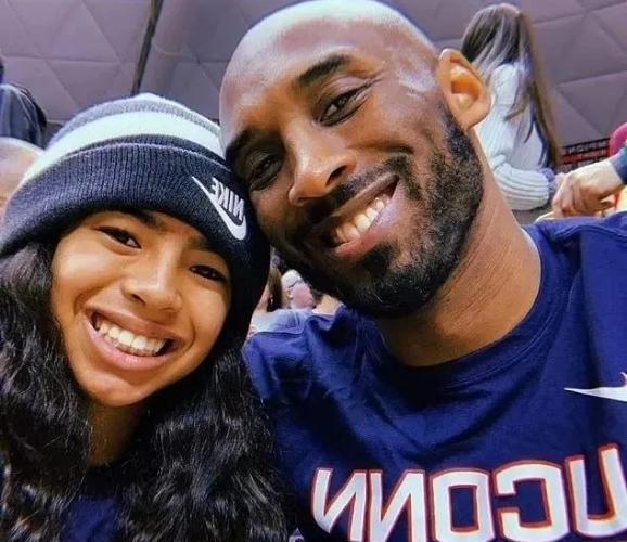 科比去世3年后，妻子高调晒亲吻照：“果然装不下去了！”