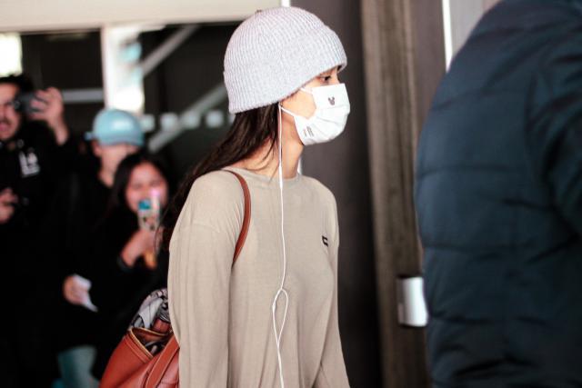 Lisa抵达巴黎机场 将准备疯马秀表演