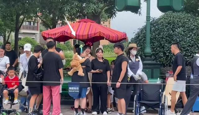 张大大游迪士尼被偶遇，多名保镖保驾护航，身材五五分遭吐槽