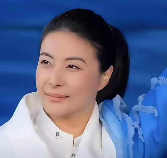 郭晶晶低调返港陪娃，拎亚运会纪念品回家