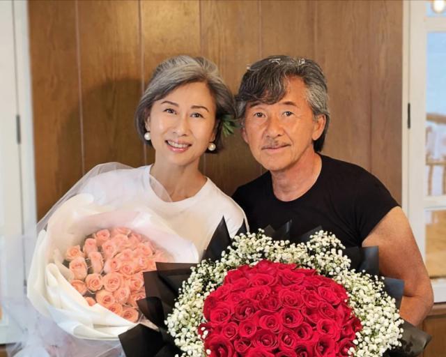 62岁叶倩文与林子祥合体庆生，满头白发状态佳